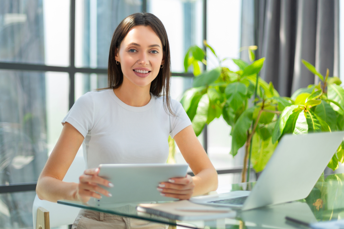 Empresária lendo o artigo: A1 ou A3: qual tipo de certificado digital é ideal para sua empresa?
