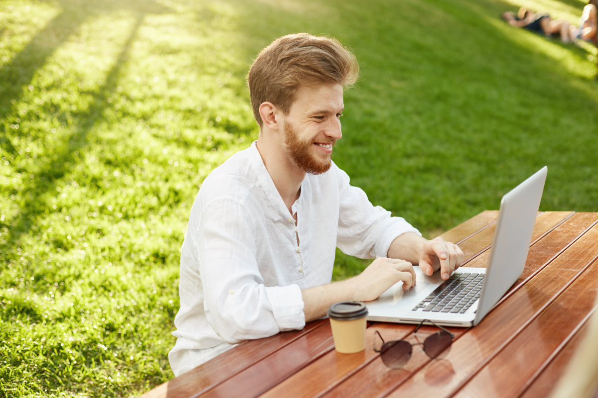 Empreendedor lendo sobre o que é assinatura digital e como ela funciona.
