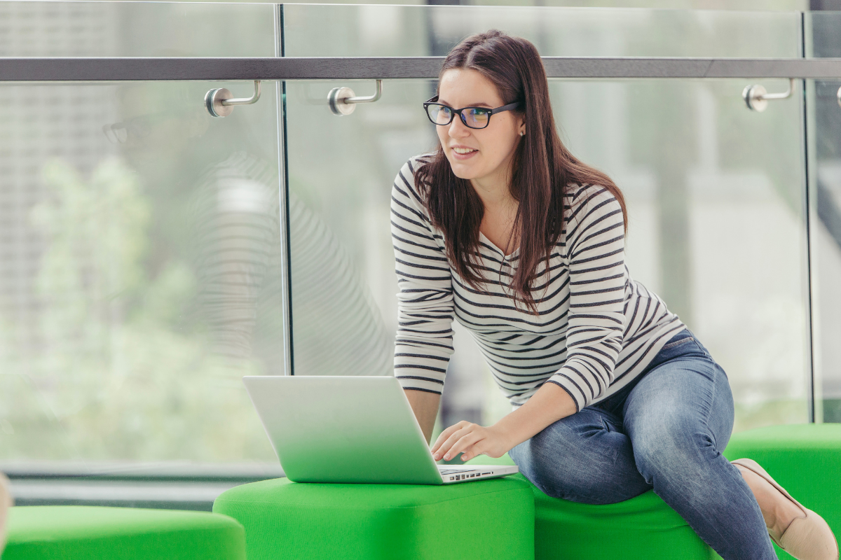 Empreendedora lendo sobre o que é autenticação digital e como ela garante segurança.