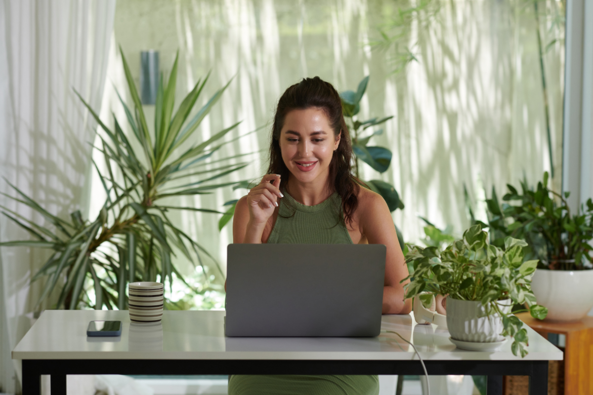 Empreendedora lendo sobre e-CNPJ A3: vantagens, obrigatoriedade e diferenças em relação ao A1.