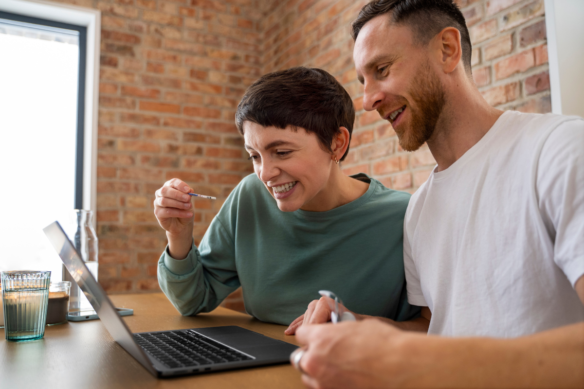 Casal de empresários lendo no notebook artigo sobre: O que é digitalização de documentos e quais cuidados tomar.