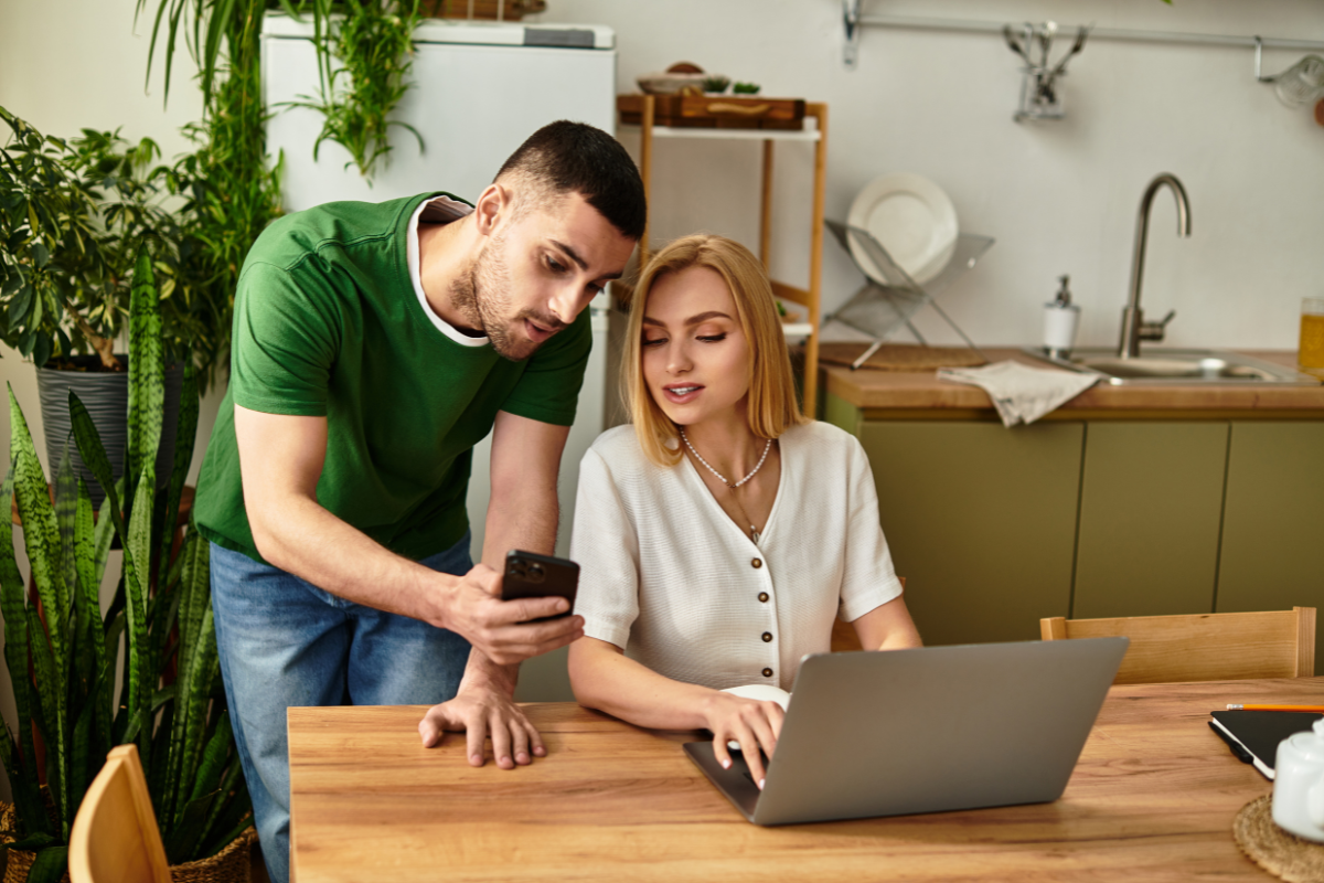 Casal de empreendedores lendo sobre O que é a LGPD e por que ela afeta a emissão e assinatura digital.
