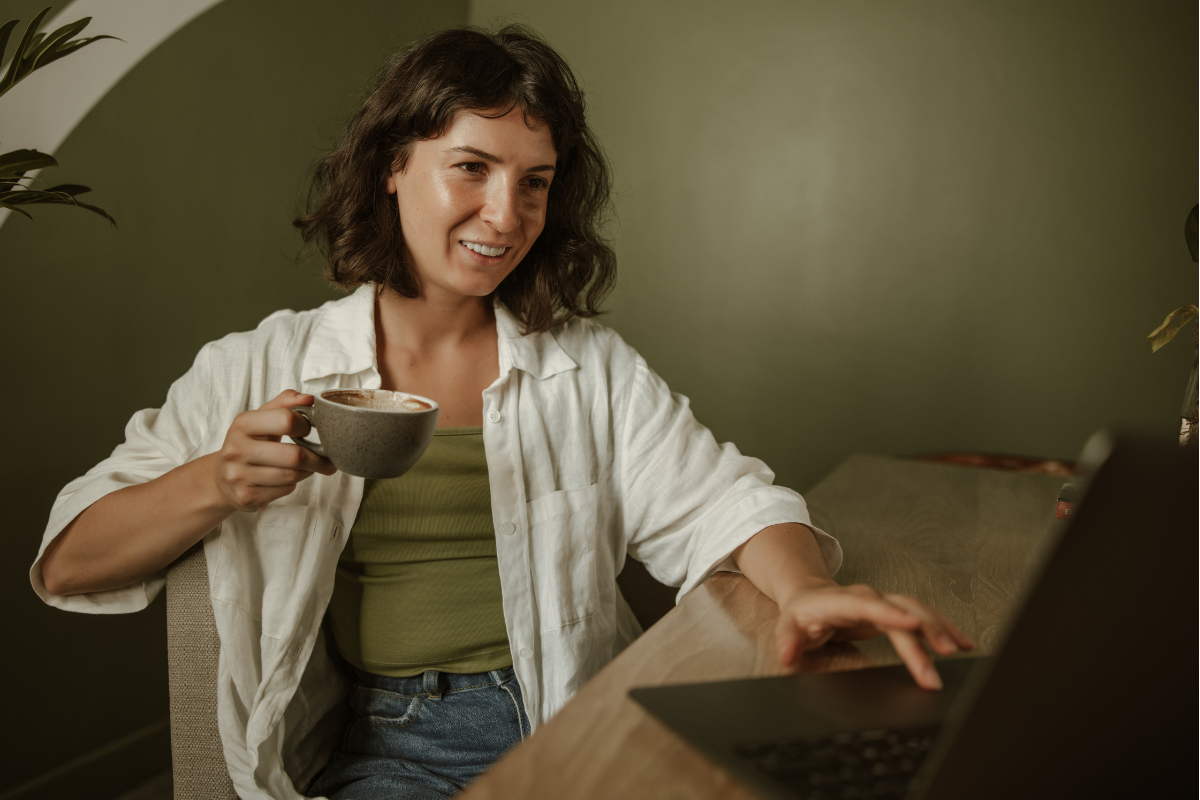 Empresária lendo em seu notebook sobre: Certificado digital e LGPD: como manter sua empresa em conformidade