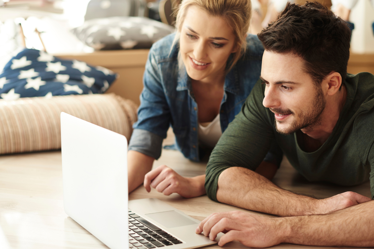 Casal de empreendedores lendo sobre O que é ICP-Brasil e qual seu papel na validade jurídica dos documentos digitais.