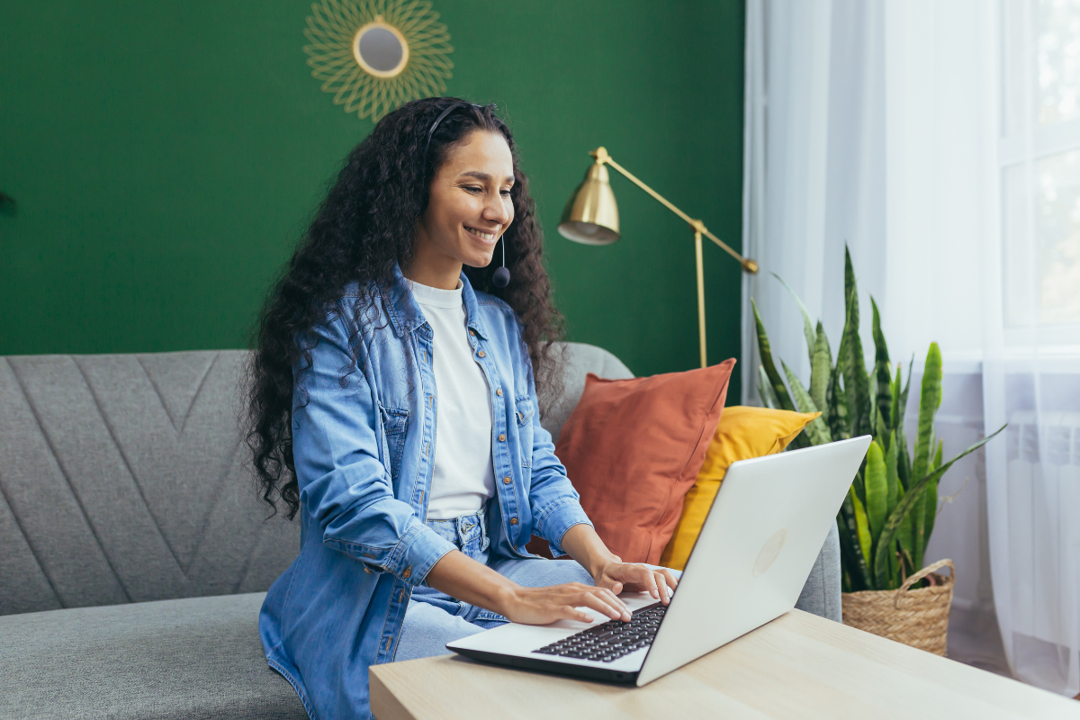 Empreendedora lendo em seu notebook sobre Como assinar documentos digitais com validade jurídica.