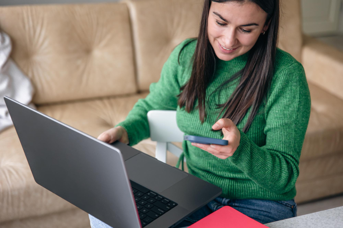 Empresária lendo em seu notebook sobre como renovar seu certificado digital e evitar perda de validade.