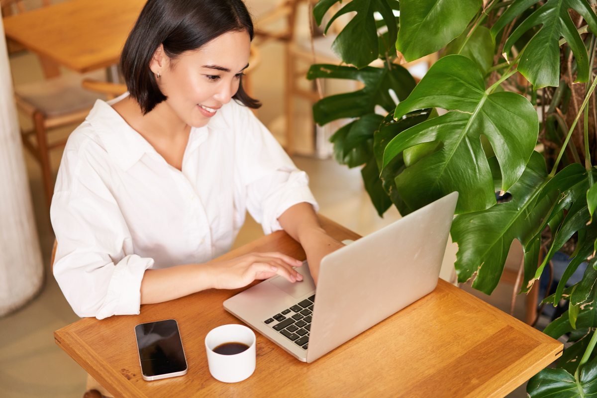 Empresária lendo artigo no computador sobre: Como verificar se um certificado digital é verdadeiro.