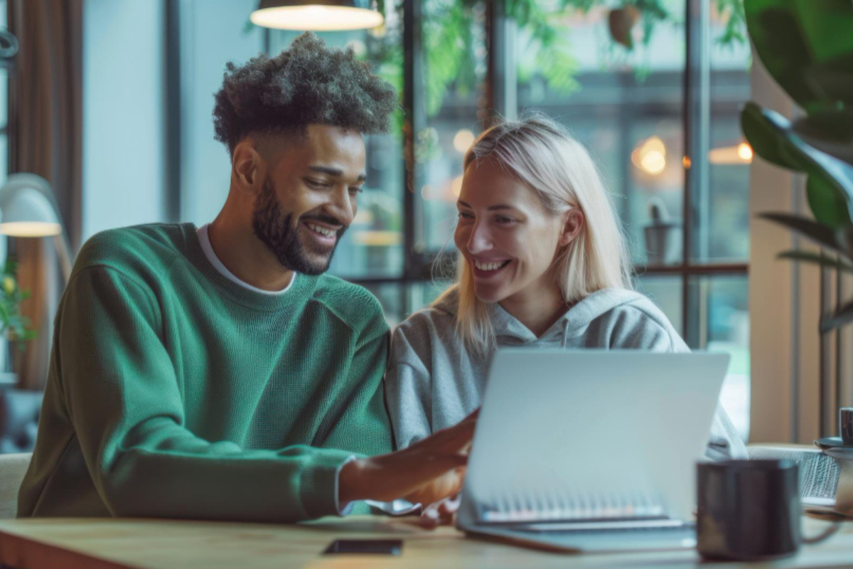 Casal em ambiente de escritório residencial sentados trabalhando em um notebook sobre uma mesa representando: O modelo da nota fiscal muda com IBS, CBS e IS?