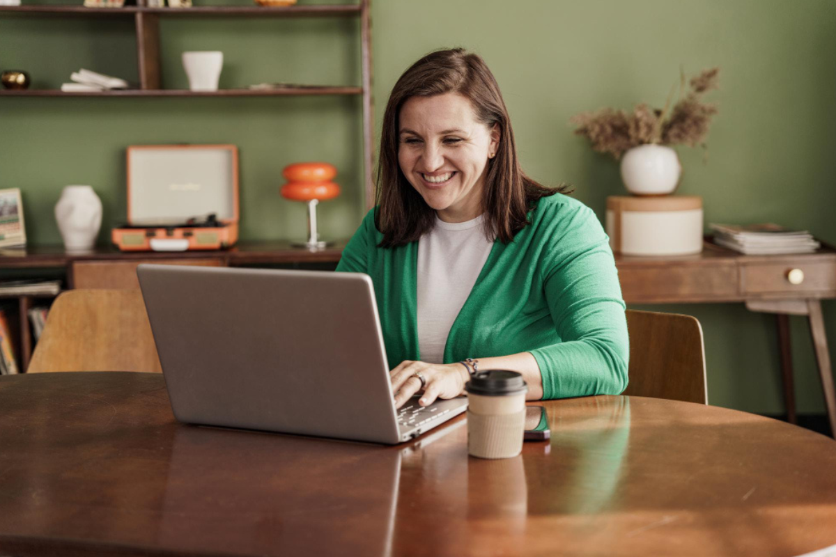 Mulher trabalhando em um notebook em ambiente de escritório representando: Como a Reforma Tributária acabará com o efeito cascata?