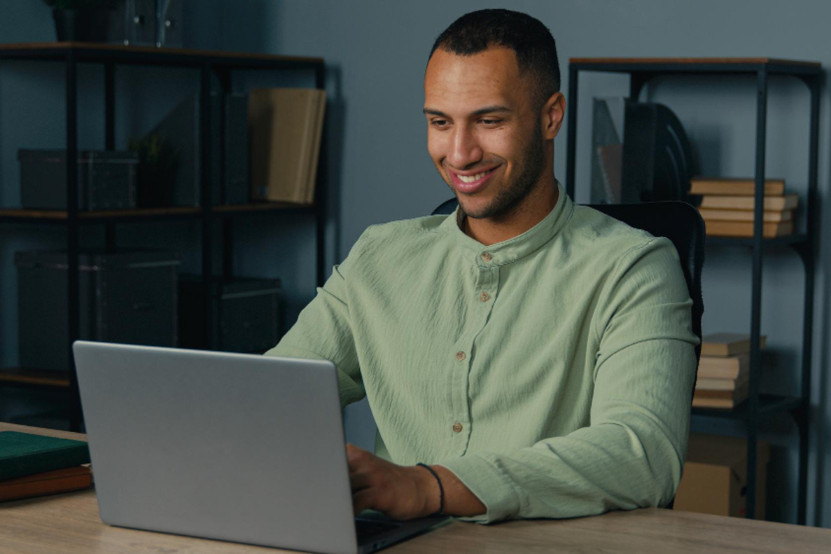 Homem usando notebook sobre uma mesa sentado em ambiente home office representando: Crédito tributário: guia do que gera e como aproveitar.