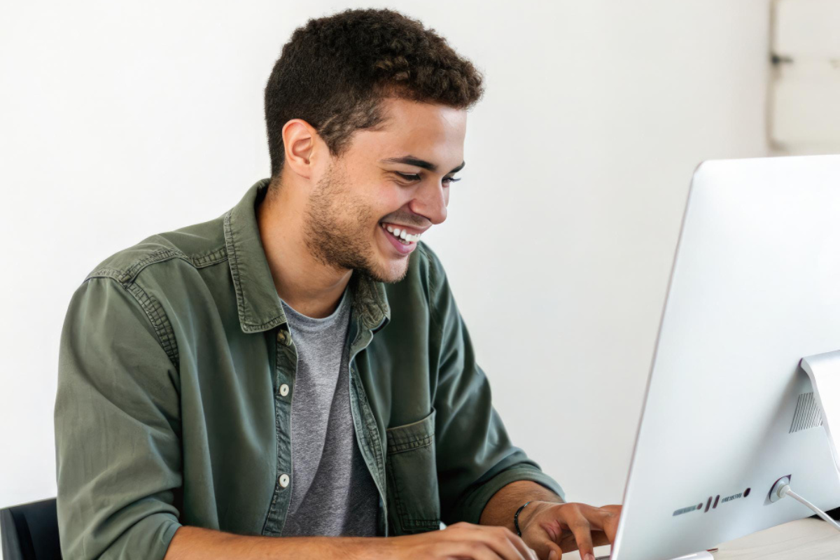 Homem usando notebook sobre uma mesa sentado em ambiente home office representando: Certificado digital: entenda como ele aumenta o pacote de serviços do contador.