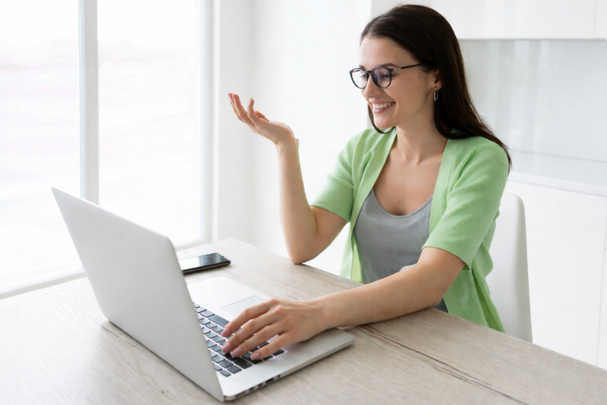 Mulher trabalhando em um notebook em ambiente de escritório representando: Ticket médio do contador: aprenda como aumentá-lo.