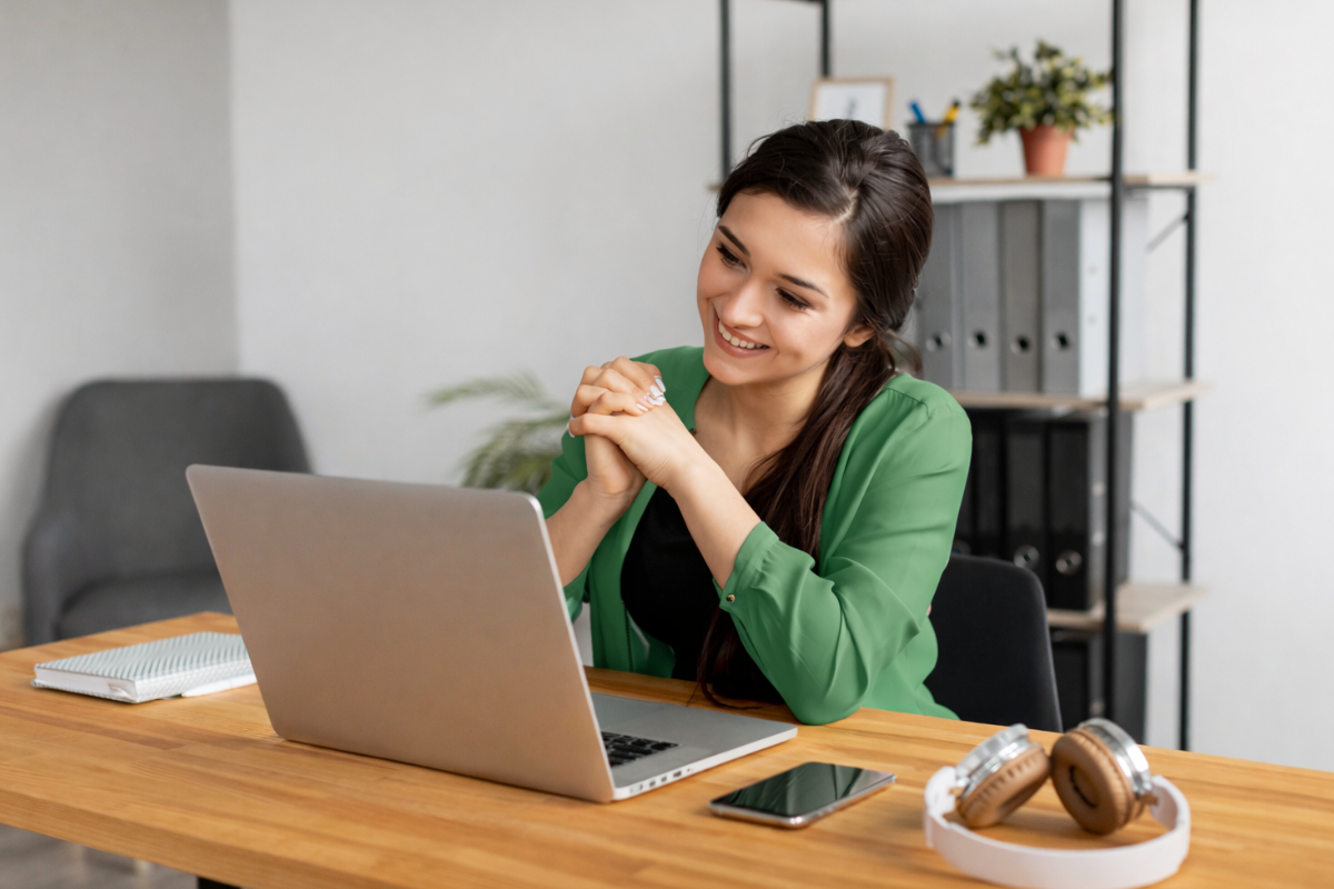 Mulher trabalhando em um notebook em ambiente de escritório representando: Setor de serviços: como se preparar para o impacto da reforma?