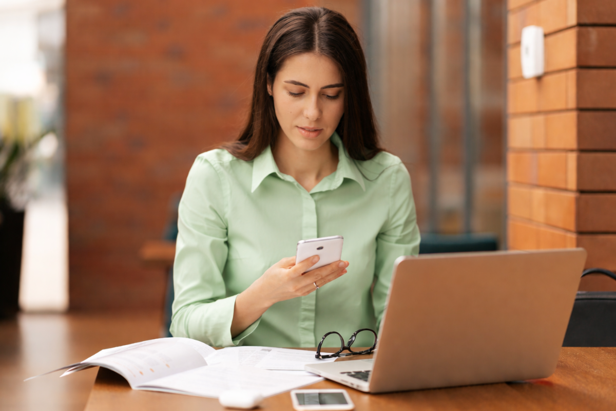 Mulher trabalhando em um notebook em ambiente de escritório representando: Erros comuns na emissão de NF-e e como evitar.