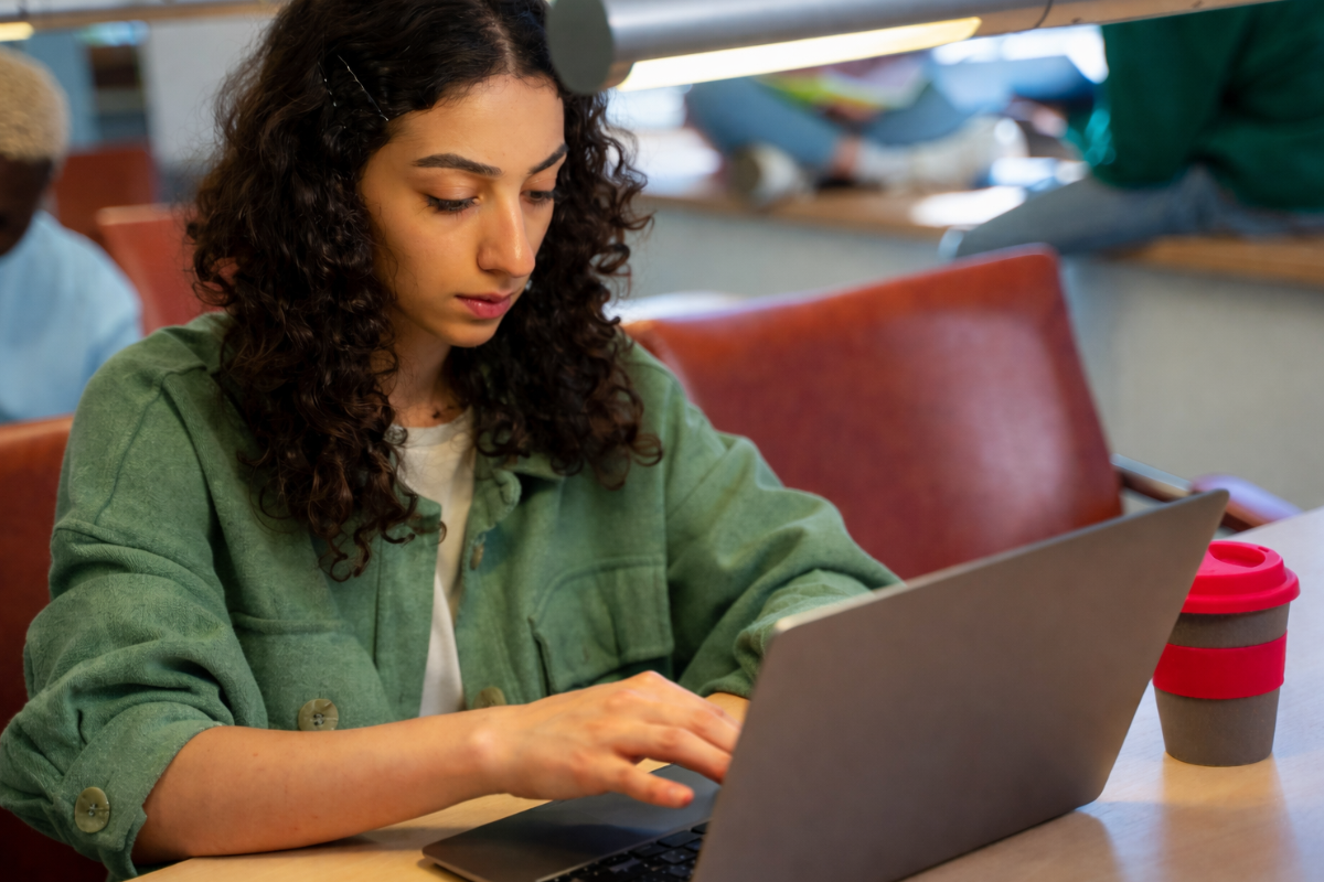 Mulher trabalhando em um notebook em ambiente de escritório representando: Como fazer planejamento empresarial em tempos de instabilidade tributária?