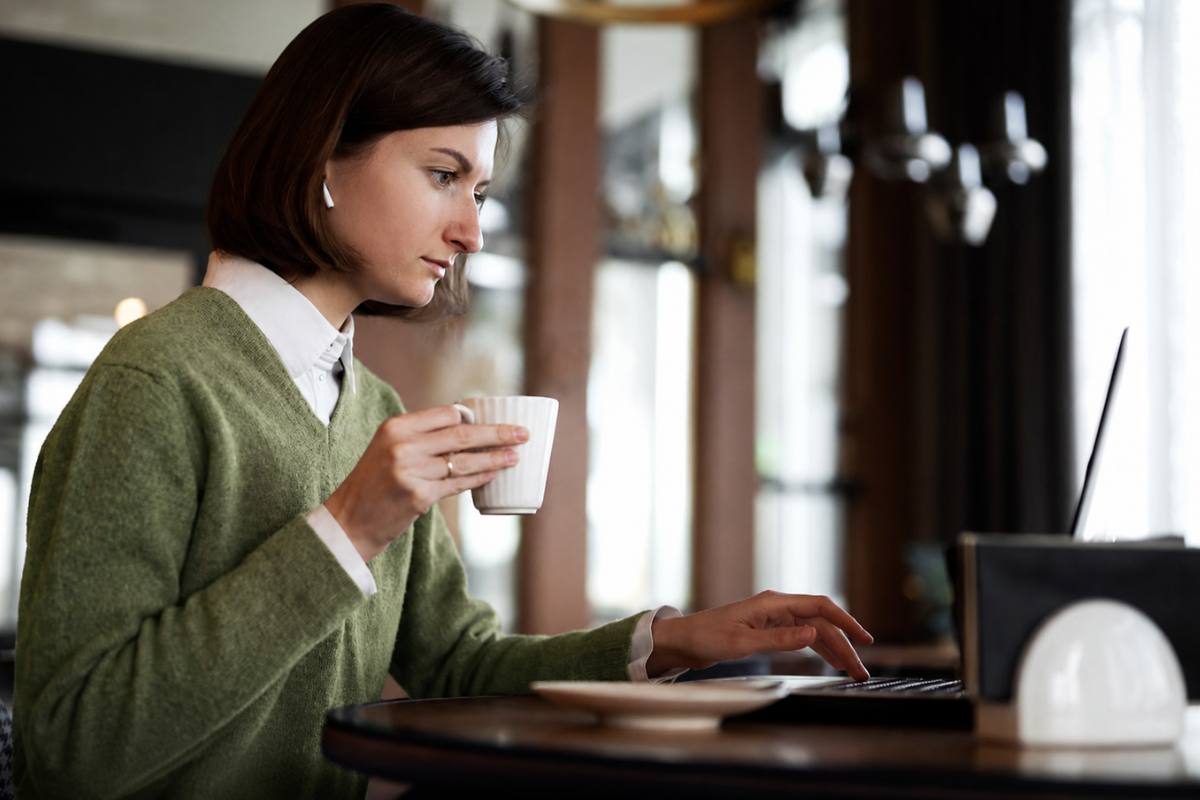 Mulher trabalhando em um notebook em ambiente de escritório representando: Quanto ganha um revendedor de ERP?